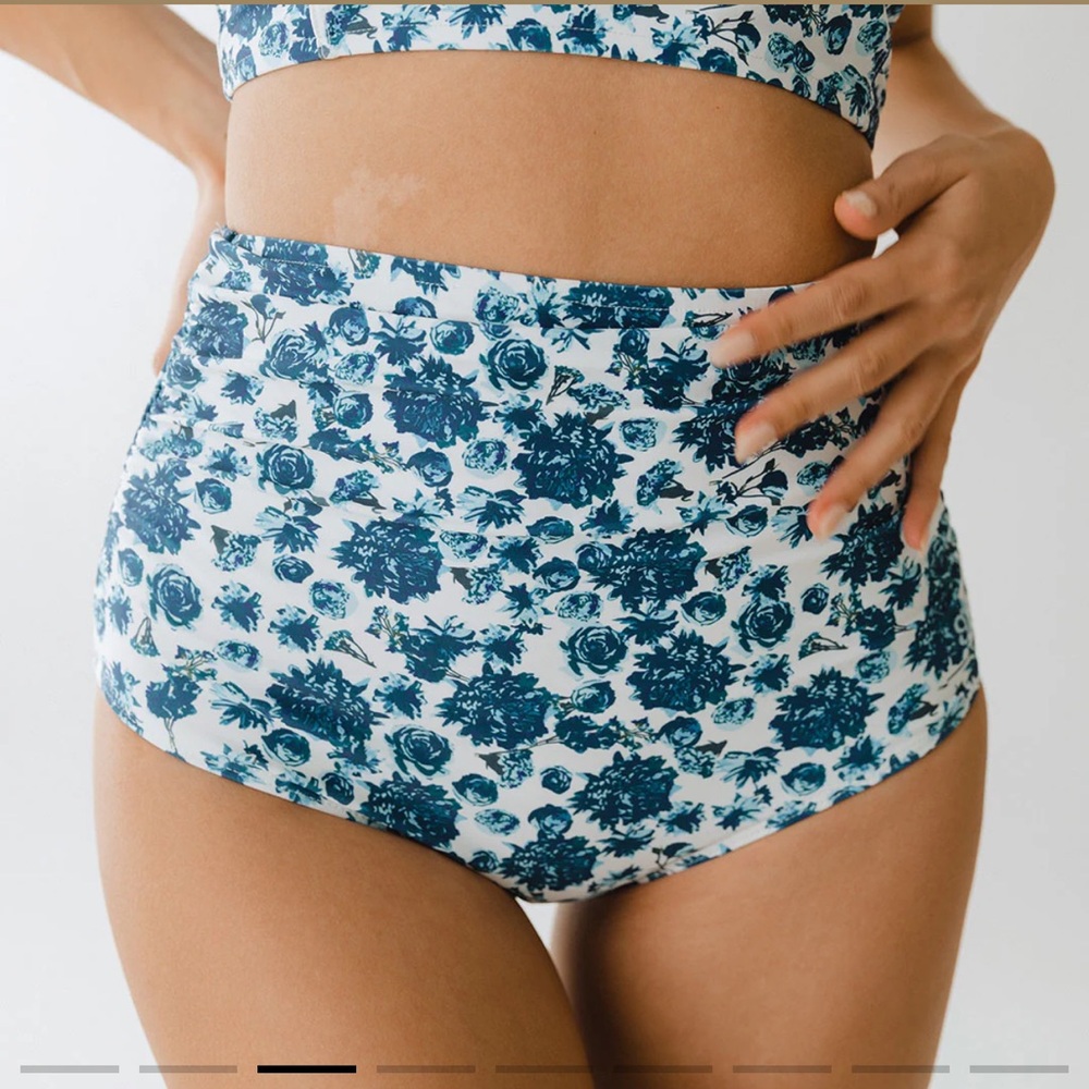 Albion Fit Santorini Ruched High Waisted Bottoms
Size M